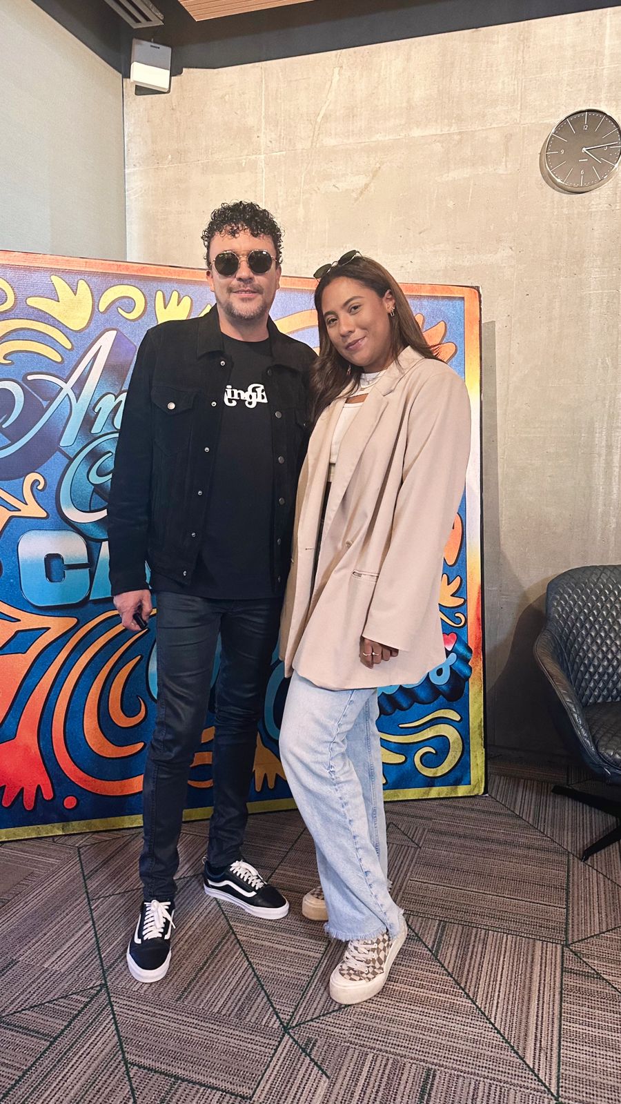 Lina Marcela Pérez con artistas y en cobertura (4)